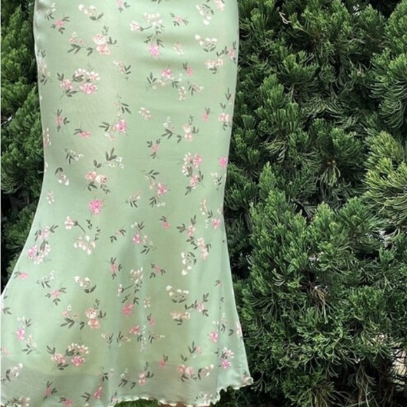 PrettyLittleThing Green Midi Skirt for Casual Resort Wear - Picture 4 of 4